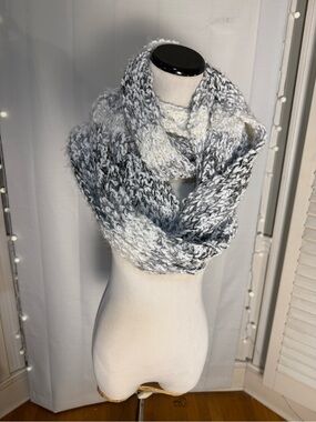 Karl Lagerfeld Paris Marled Infinity Scarf Gray White Chunky Knit NWT